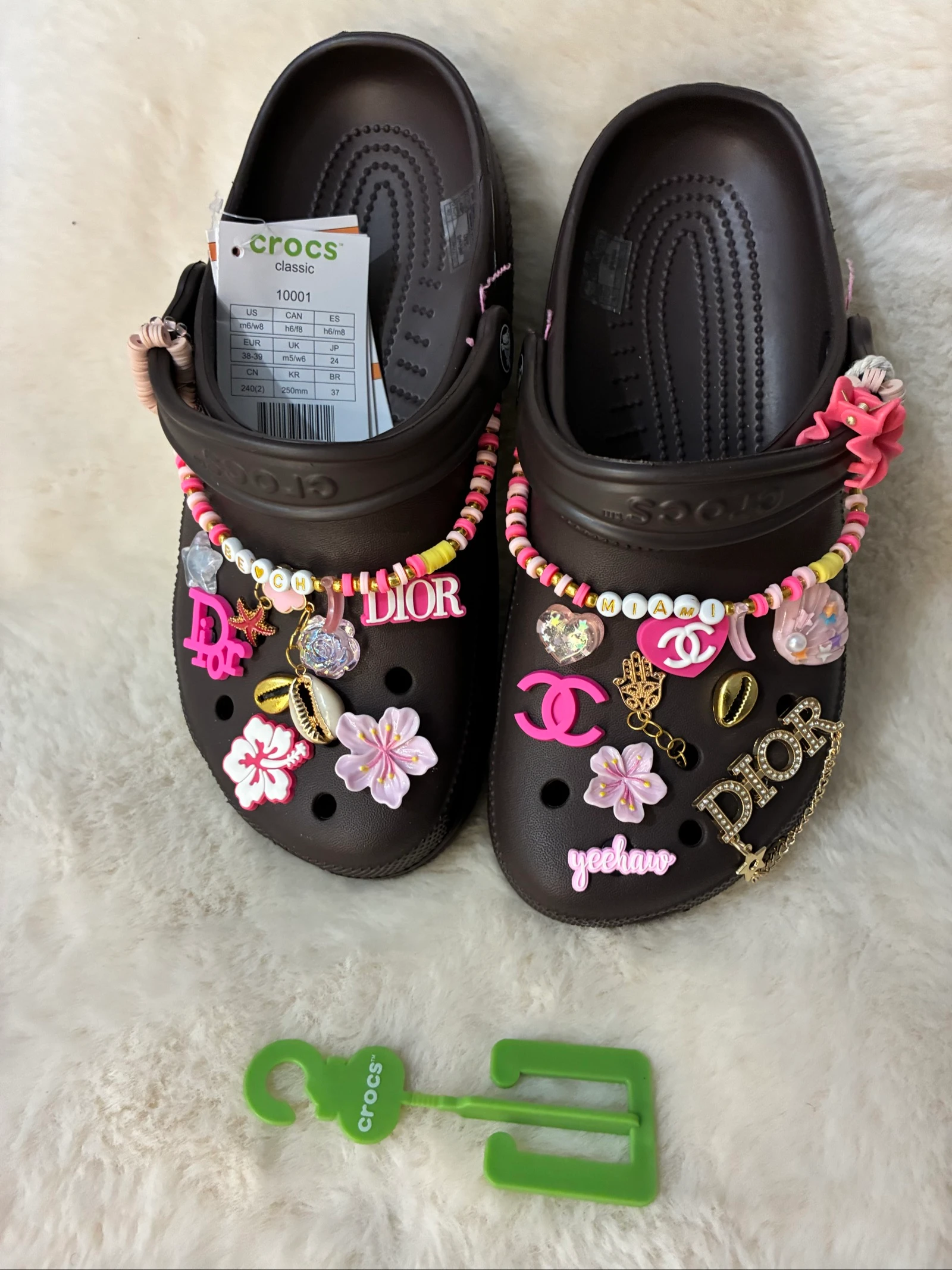 Crocs marrom vendido com as decorações – photo 4